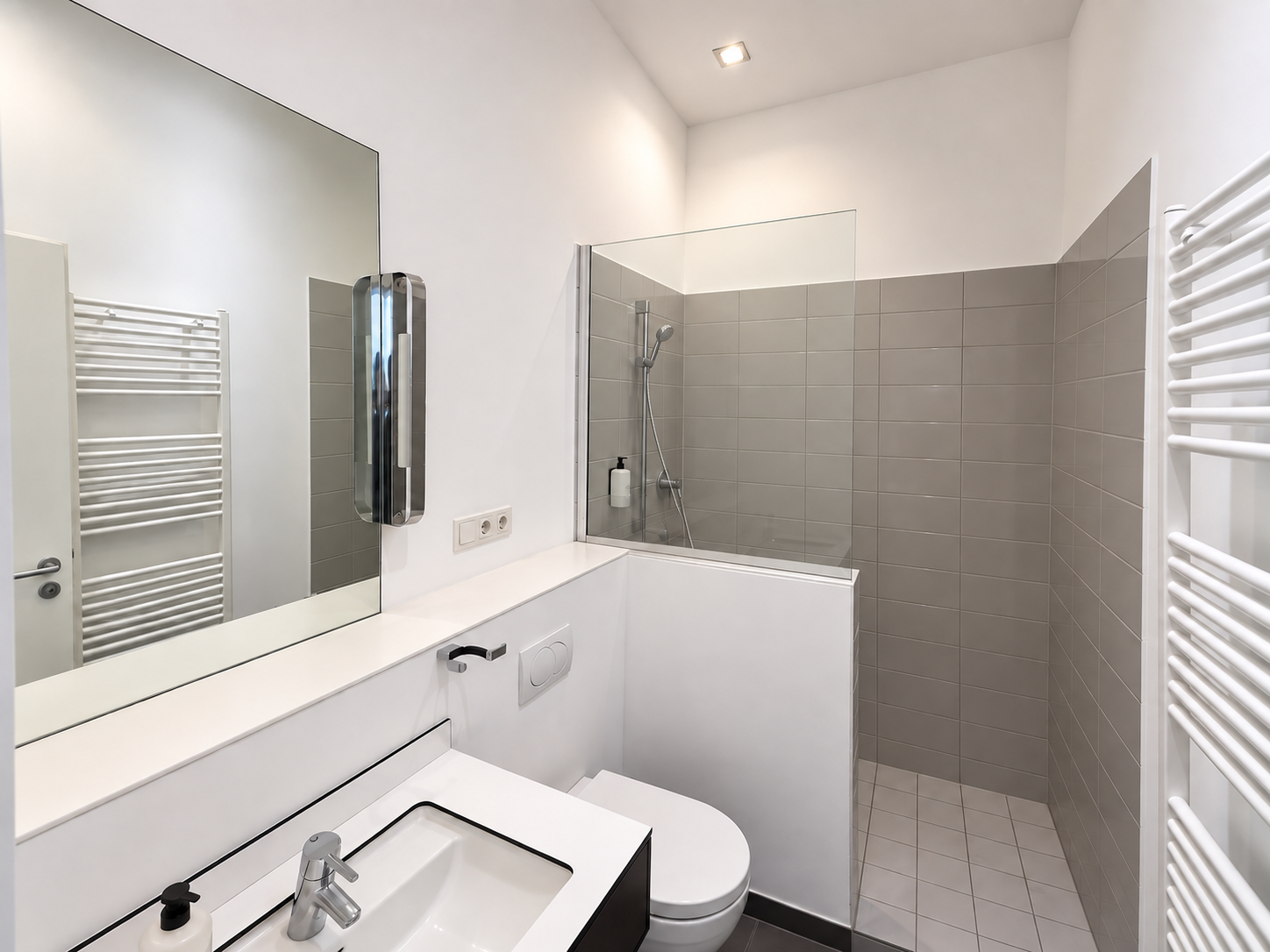 Apartment XS in the annex: bathroom with shower, basin and heated towel rail