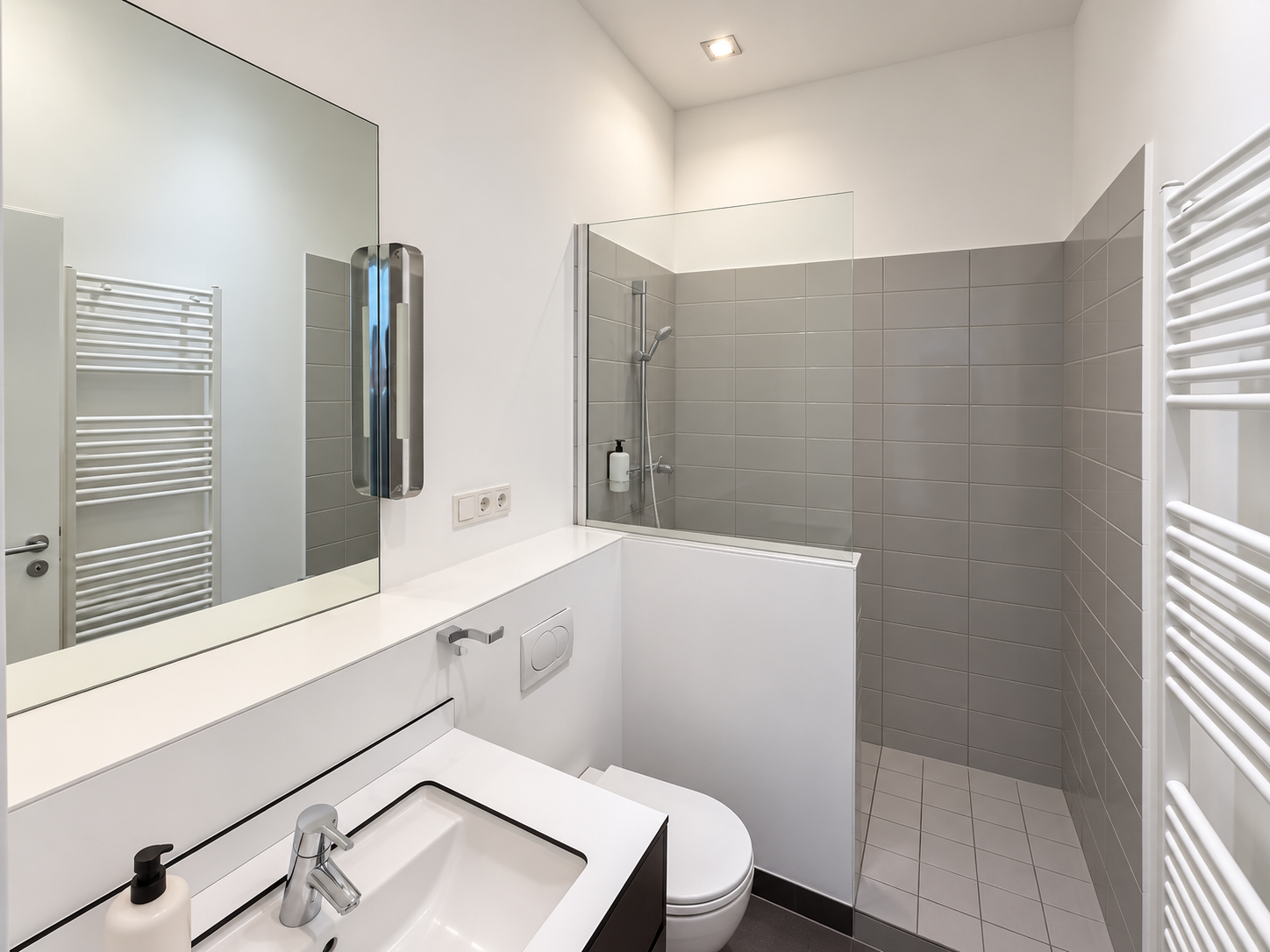 Apartment S im Erdgeschoss des Haupthauses: Badezimmer mit Dusche