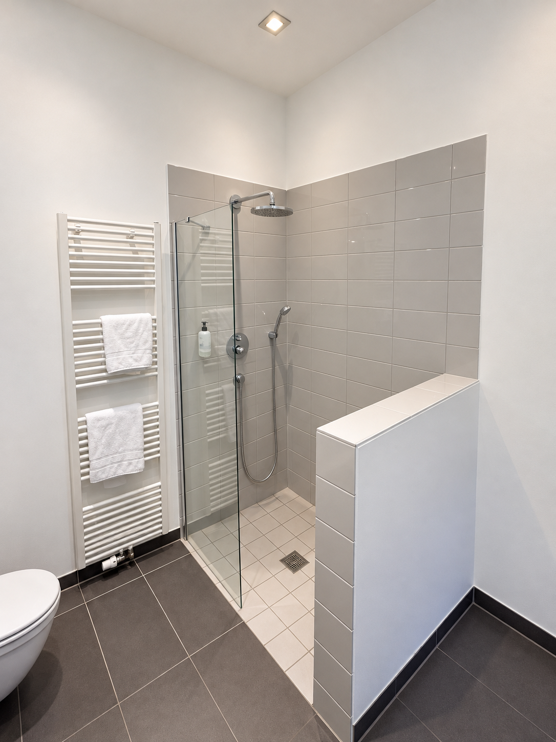 Dachgeschoss-Apartment: Dusche mit Handtuchheizkörper