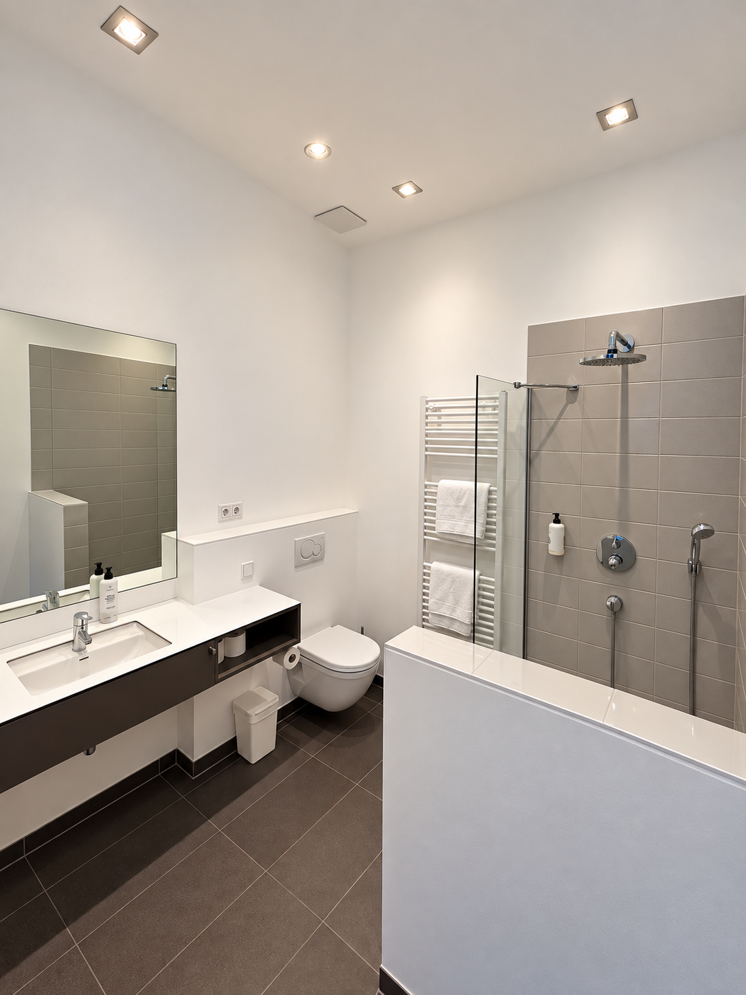 Dachgeschoss-Apartment: Badezimmer mit Waschtisch, WC und Dusche