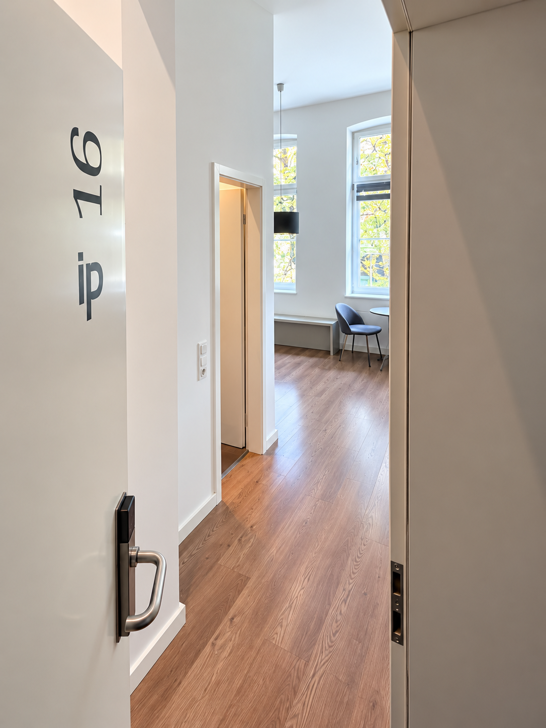 Apartment S im Erdgeschoss des Haupthauses: Eingangsbereich mit Blick in den Wohnraum