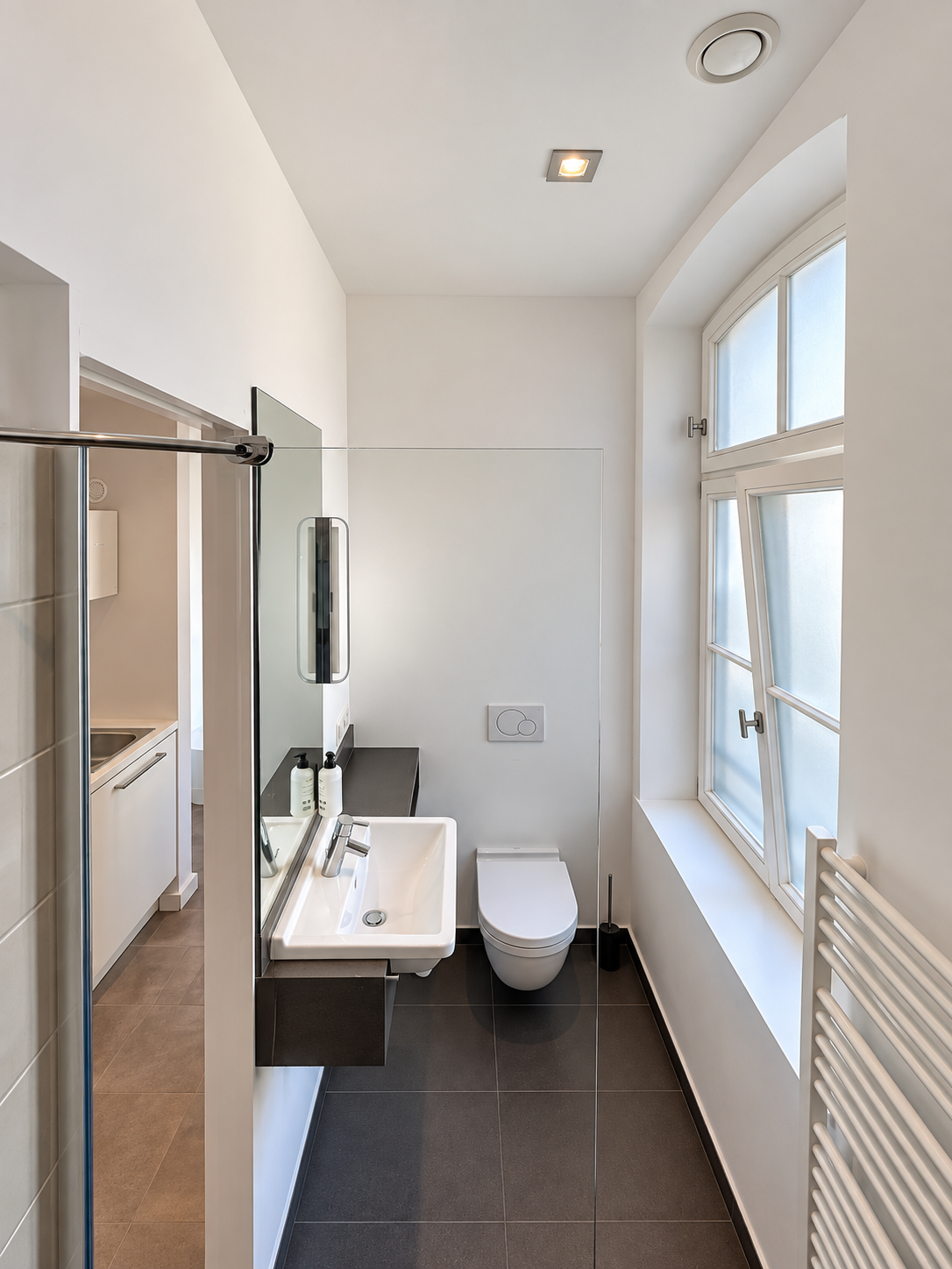 Apartment XS in the annex: bathroom with window, basin and toilet